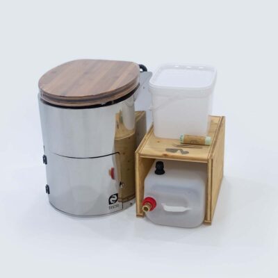 Liloo Set 3: Liloo Trockentoilette aus Edelstahl mit Bambus-Sitz, 10-Liter-Feststoffbehälter, 10-Liter-Urintank, biologisch abbaubaren Beuteln und Holz-Beistelltisch.