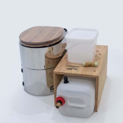 Liloo Set 3: Liloo Trockentoilette aus Edelstahl mit Bambus-Sitz, 10-Liter-Feststoffbehälter, 10-Liter-Urintank, biologisch abbaubaren Beuteln und Holz-Beistelltisch.