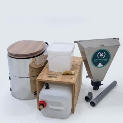 Liloo Set 4: Set der Liloo Trockentoilette mit Edelstahlgehäuse, Bambus-Sitz, Urinbehälter, Streuspender und Zubehörteilen.