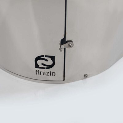 Edelstahlgehäuse der Liloo Trockentoilette mit Finizio-Logo und seitlichem Verschlussmechanismus.