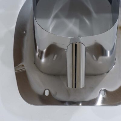Unterseite des Peepot Edelstahlmoduls für Trockentoilette mit Rohr für Einstreu-Spülung.