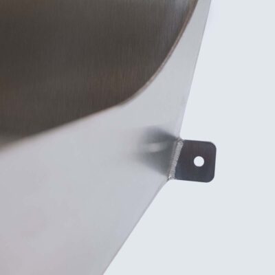 Detailansicht der seitlichen Befestigungslasche am Unisexurinal aus Edelstahl mit präziser Schweißnaht für stabile Montage.