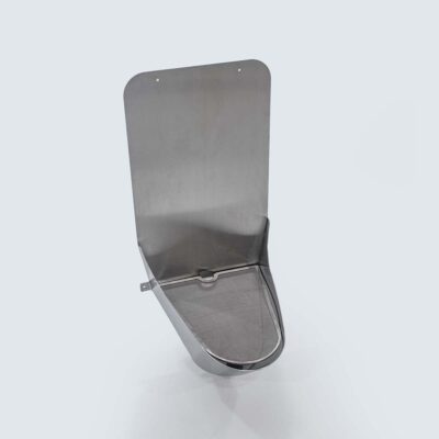 Unisexurinal aus Edelstahl mit hoher Rückwand und eingesetzter Siebeinlage, robustes Design.