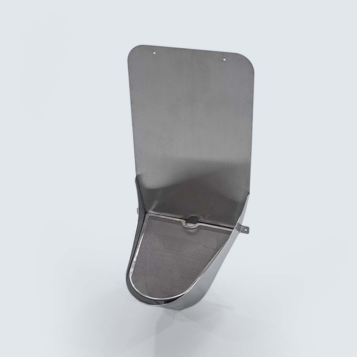 Unisexurinal aus Edelstahl mit hoher Rückwand und eingesetzter Siebeinlage, robustes Design.