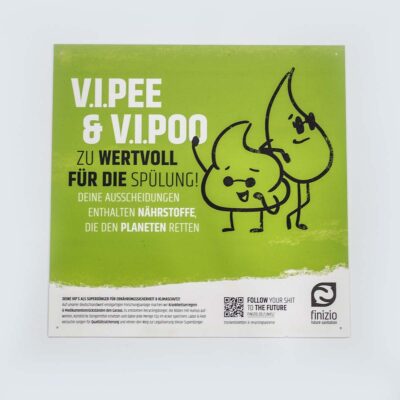Schilder 19 Altes Design: Quadratisches grünes Informationsschild mit Text „V.I.Pee & V.I.Poo zu wertvoll für die Spülung“ und Illustrationen zu Recycling und Nährstoffen.