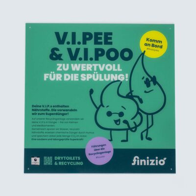 Schilder 9 Neues Design: Quadratisches grünes Informationsschild mit Text „V.I.Pee & V.I.Poo zu wertvoll für die Spülung“ und Illustrationen zu Recycling und Nährstoffen.