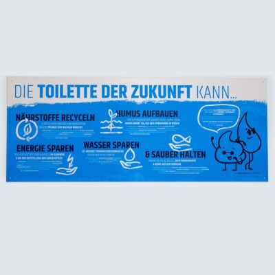 Schilder 20 Altes Design: Rechteckiges blaues Informationsschild mit Text „Die Toilette der Zukunft kann…“ und Icons zu Recycling, Humusaufbau, Energie- und Wassersparen sowie sauber halten.