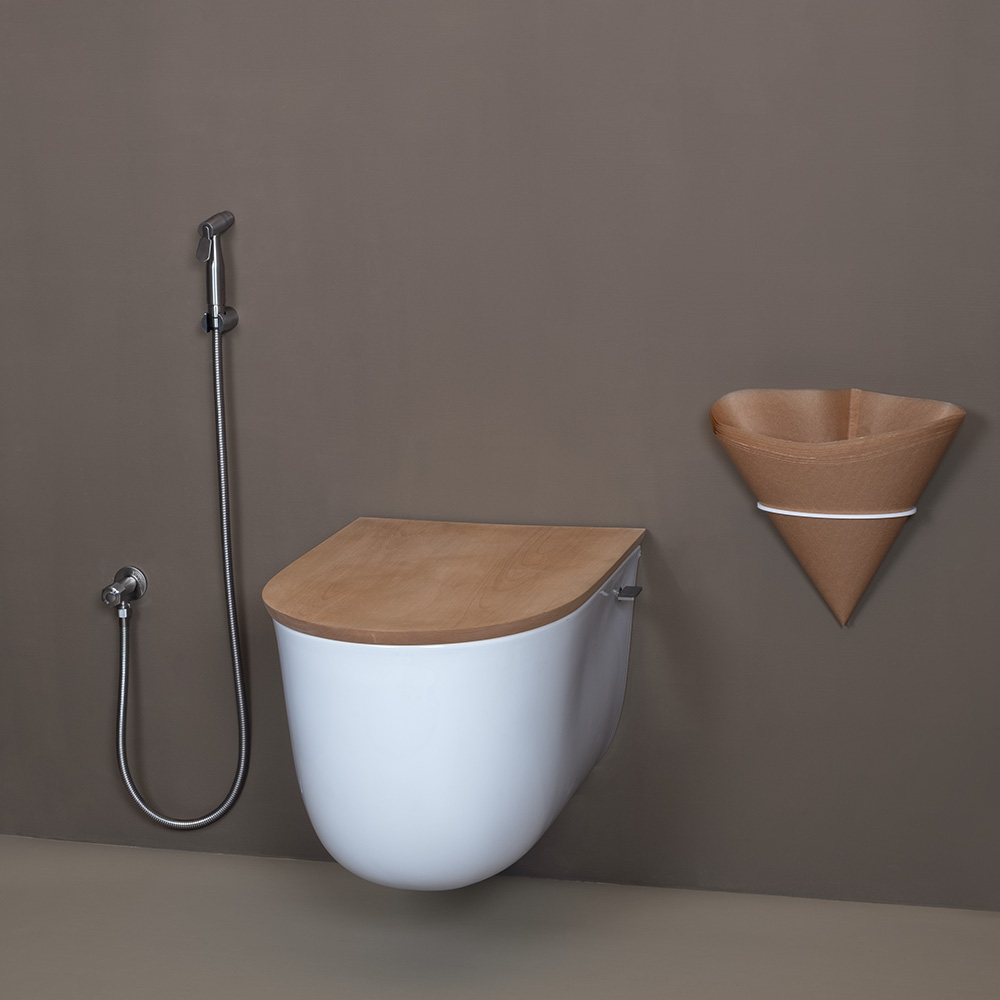 Startseite 2 Rohrposttoilette Floop aus Keramik mit Holzdeckel und eingesetztem Papiertrichter für Indoor-Nutzung