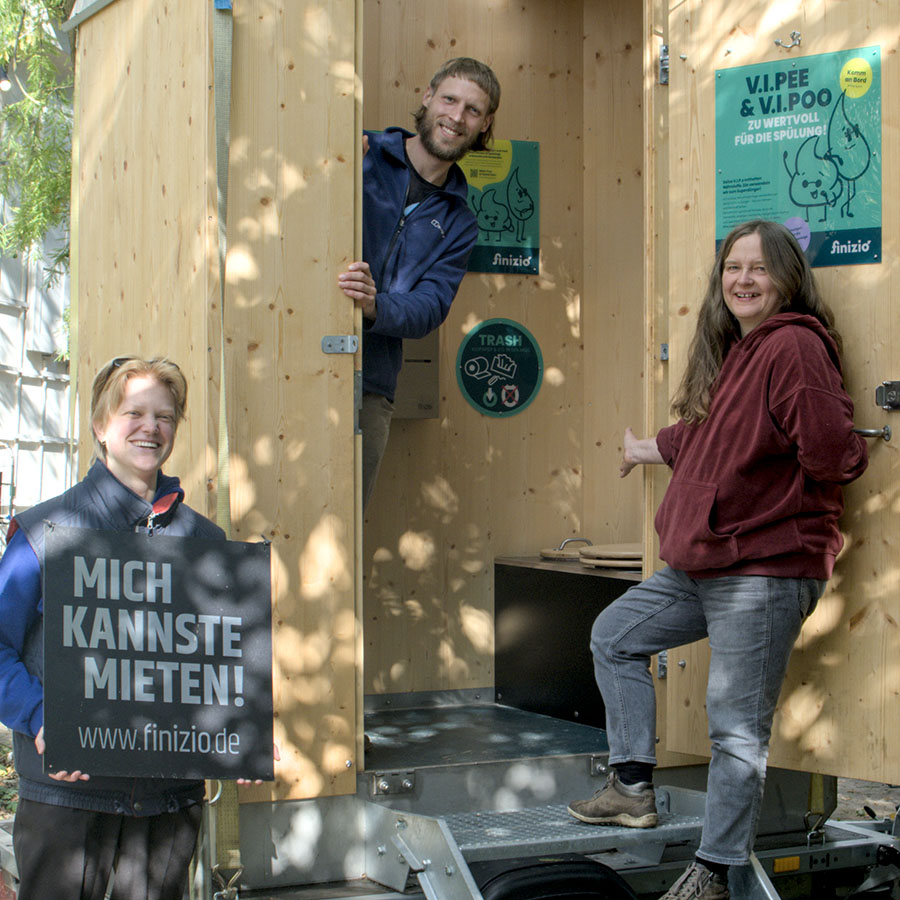 Trockentoiletten und Trenntoiletten 21 Ansicht von oben auf abgesperrten Bereich mit barrierefreien Libre Event Trockentoiletten aus Holz und regendichtem weißen Foliendach sowie Waschstationen bei Veranstaltung