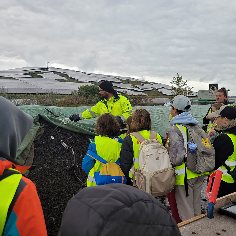 Startseite 20 Führung über die erste Recyclinganlage zur Herstellung von Humusdünger aus Inhalten von Trockentoiletten.