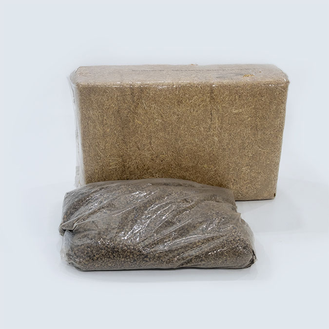 Gebinde mit Streumehl und Sack mit Strohgranulat zur Nutzung in Trockentoiletten für optimale Hygiene.